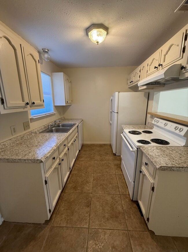 Building Photo - 2BD 1.5BA TOWNHOUSE WITH WATER INCLUDED