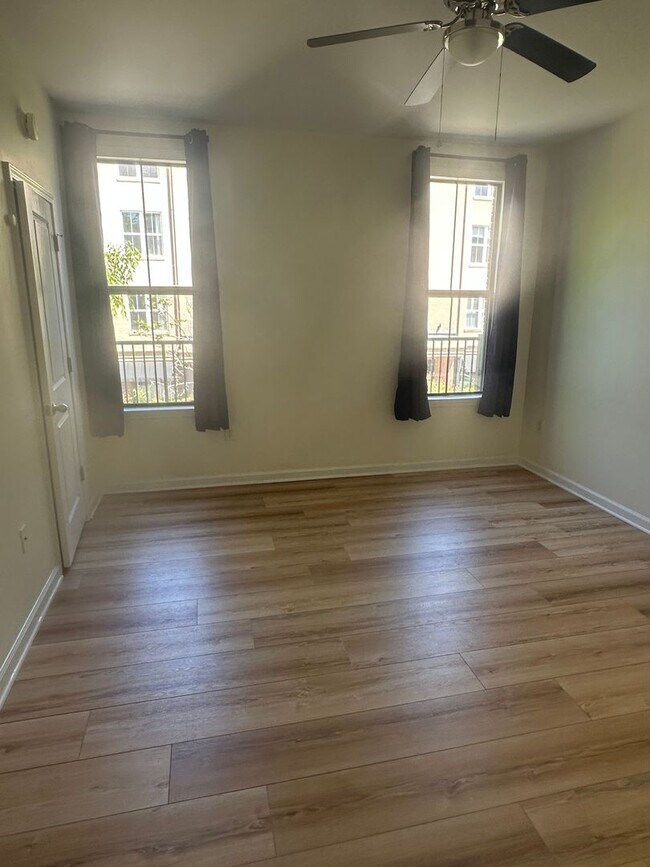 Building Photo - Fabulous 1BR condo in popular Walker Square