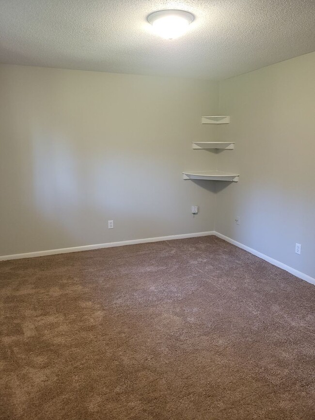 Building Photo - THREE BEDROOM, TWO BATH HOUSE