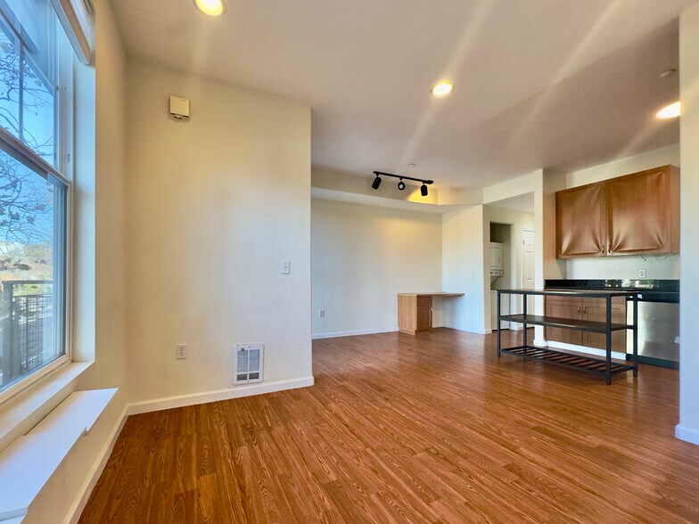 Building Photo - 1121 40th St