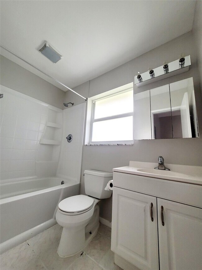 Building Photo - 2120 NE 41st St