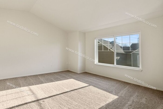 Building Photo - Spacious 2-Bedroom Townhouse with Dual Mas...