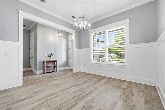 Building Photo - Stunning 4 Bedroom Home with Solar Energy & Private Pool!