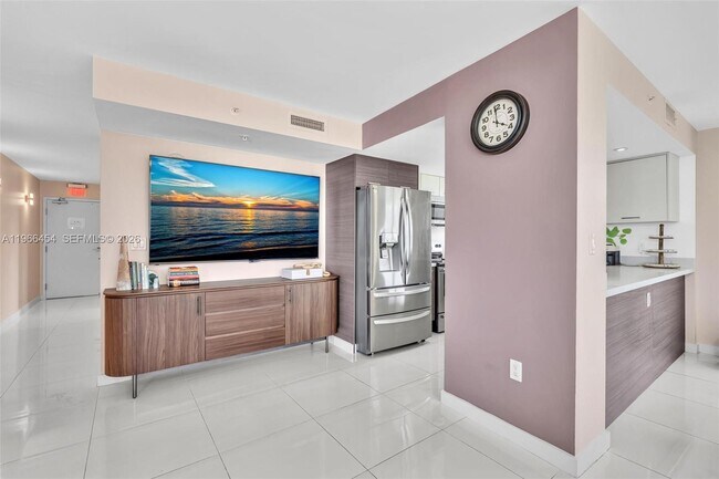 Building Photo - 9901 E Bay Harbor Dr