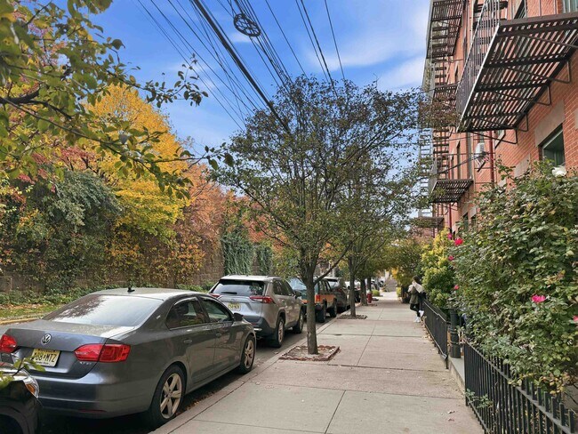 Building Photo - 204 6th St