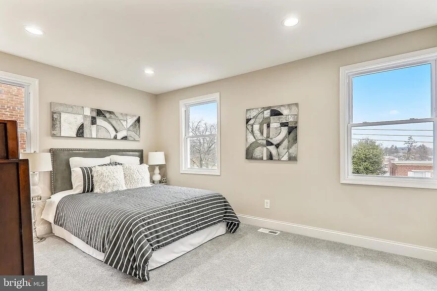 Building Photo - 724 Oneida Pl NW