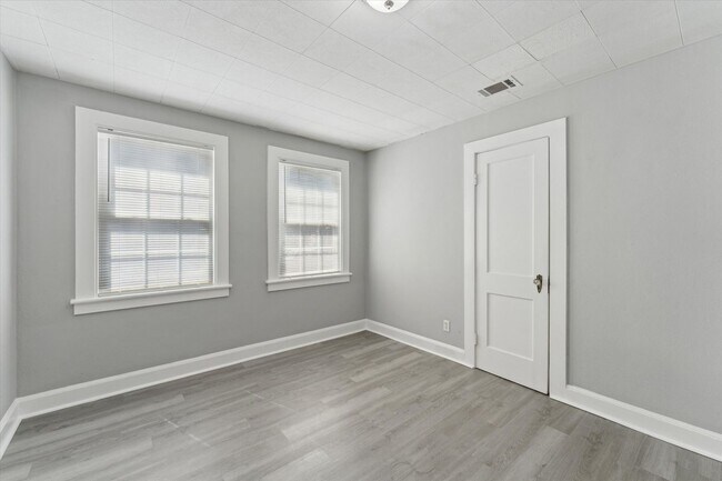 Building Photo - 2102 E 41st St
