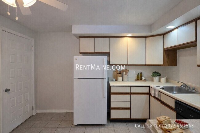 Building Photo - 20 Tall Pines Dr