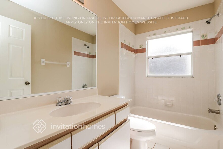 Building Photo - 2720 SW 12th Ave