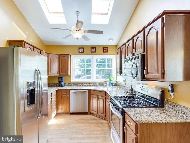 Building Photo - Location and comfort