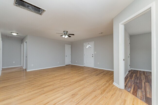 Building Photo - Move-in Ready!