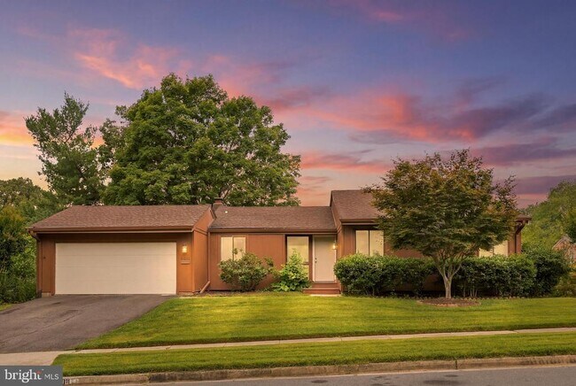 Building Photo - 8811 Burbank Rd