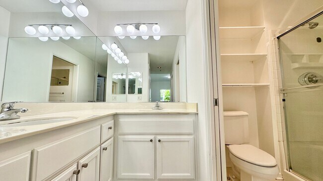 Building Photo - Bright + Spacious First-Floor Condo in Par...