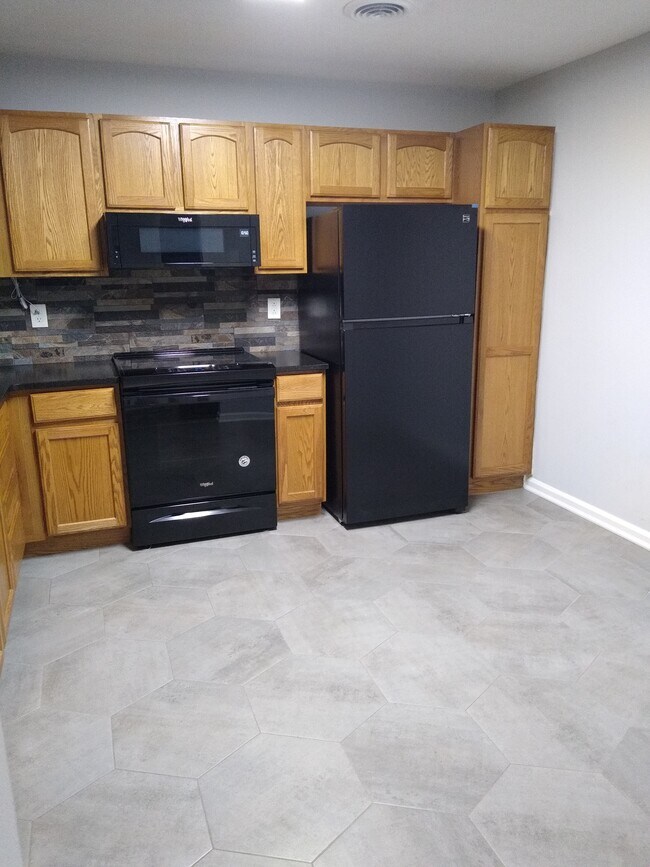 Building Photo - 101 Pinewood Dr