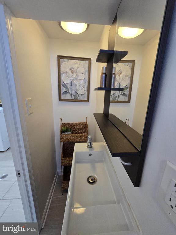 Building Photo - 831 Fanshawe St