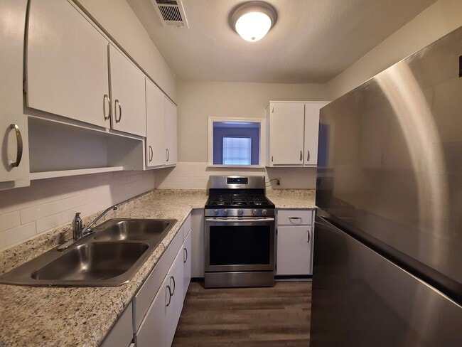 Building Photo - 2 bedroom 1 bath house w/ bonus room off G...