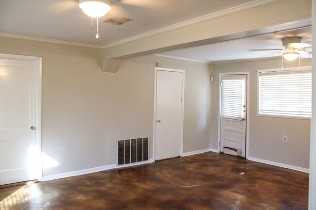Building Photo - 3 BEDROOM WILSHIRE