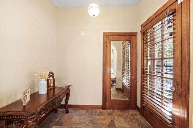 Building Photo - 206 W Waverly Pl