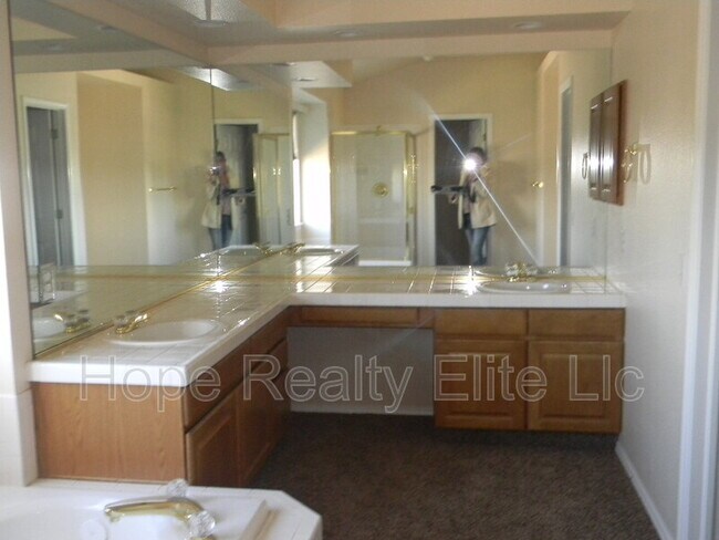 Building Photo - 8905 Thorncreek Dr