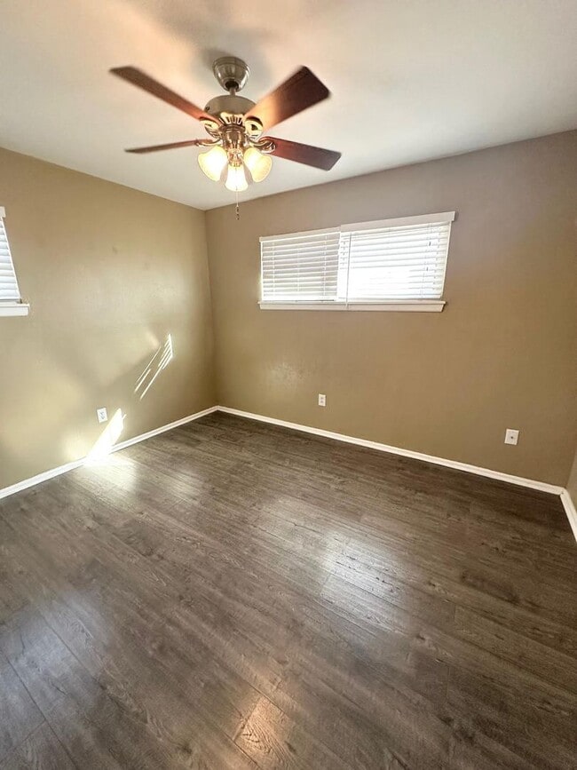 Building Photo - 3 Bed 1 Bath Ready to Rent!