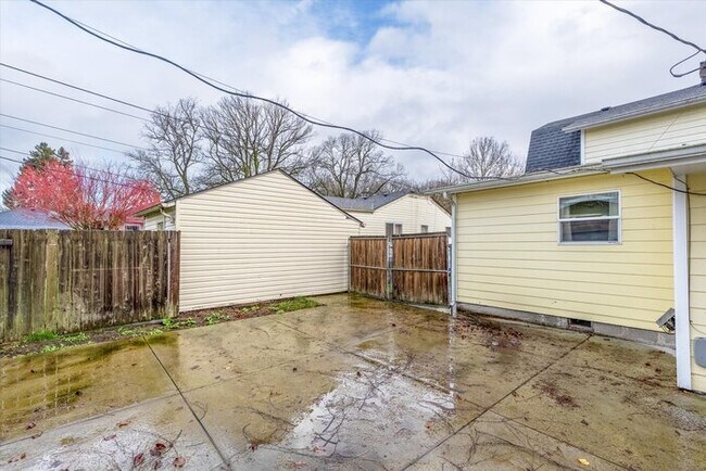 Building Photo - 657 22nd Ave