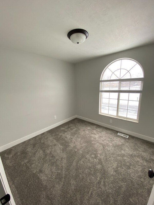 Building Photo - 586 E 150 S