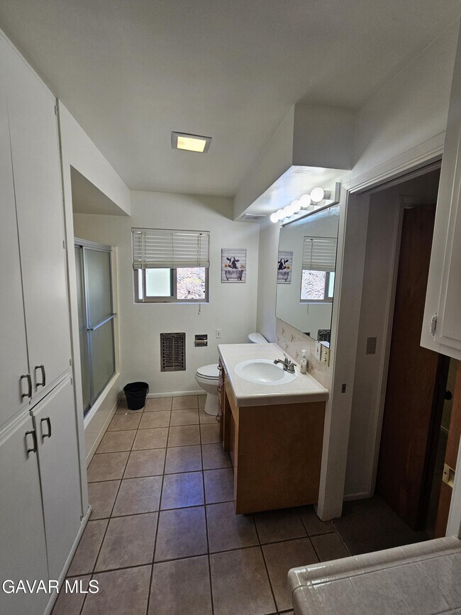 Building Photo - 615 Lakeview Dr