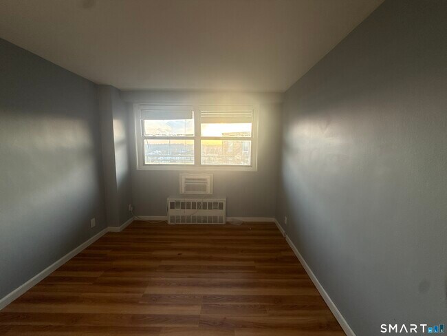 Building Photo - 71 Strawberry Hill Ave
