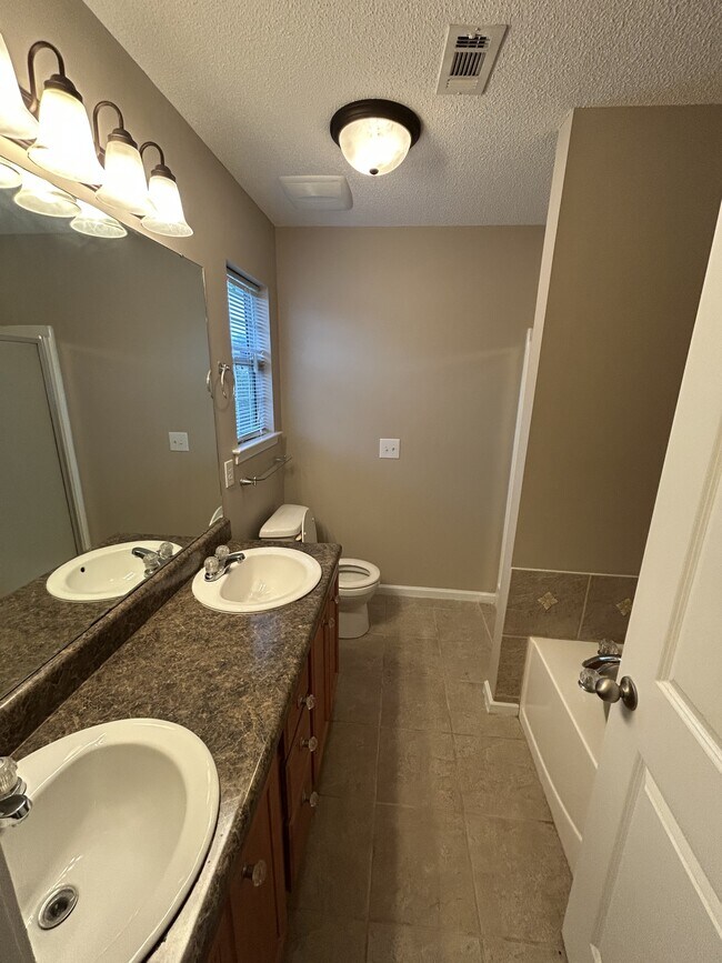 Building Photo - 141 Barnes Ct