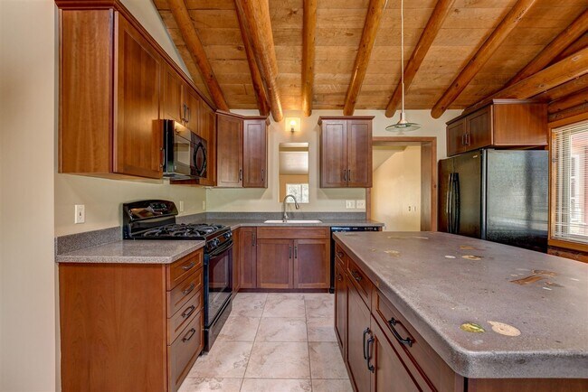 Building Photo - Nestled In the Granite Dells!