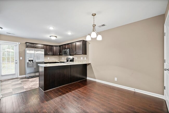 Building Photo - Nice Townhome in Governors Crossing Ready for you to Call home before Christmas