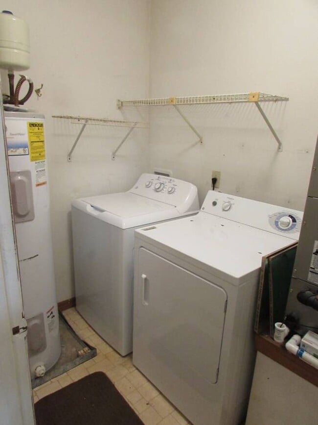 Building Photo - 2 Bedrooms/ 2 Baths, Large 2 story 1,050+ ...