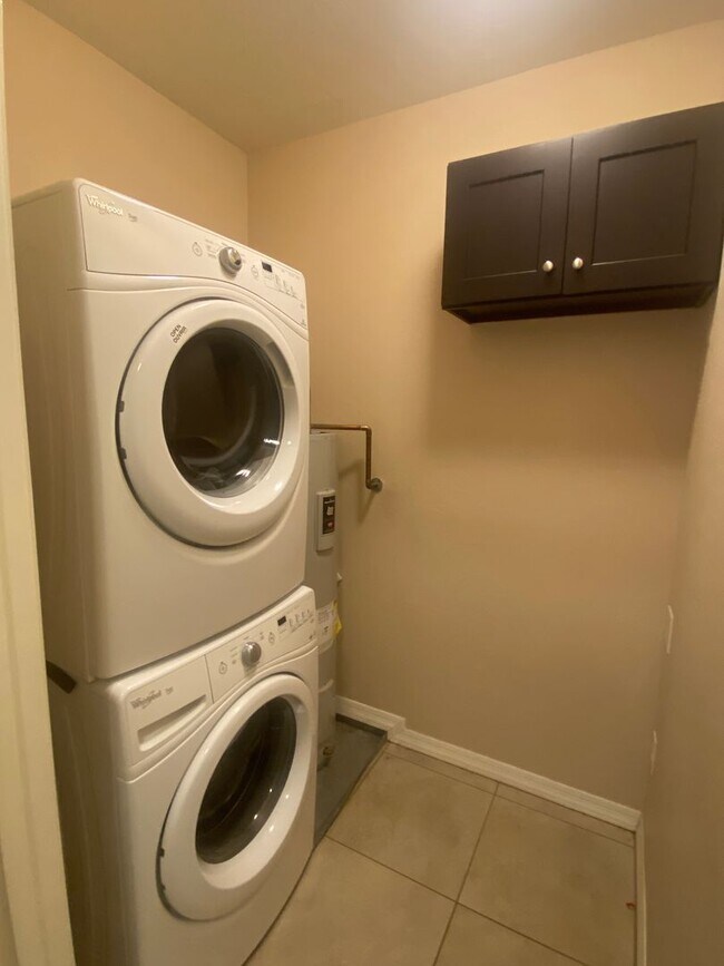 Building Photo - Spacious and Updated 3 Bed/2 Bath Condo w/Garage - Mesa