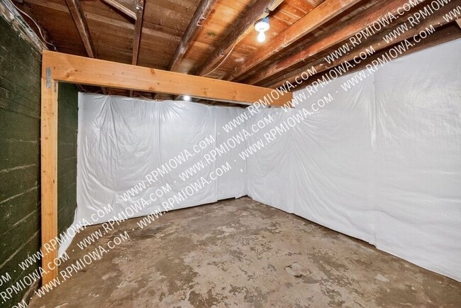 Building Photo - 6717 Roseland Dr