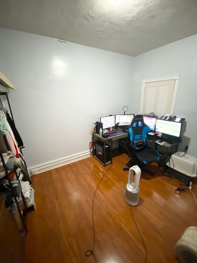 Building Photo - Spacious 3 or 4 Bedroom 2 Bathroom Available in Oakland, Modern Updates and Great Front Porch and...