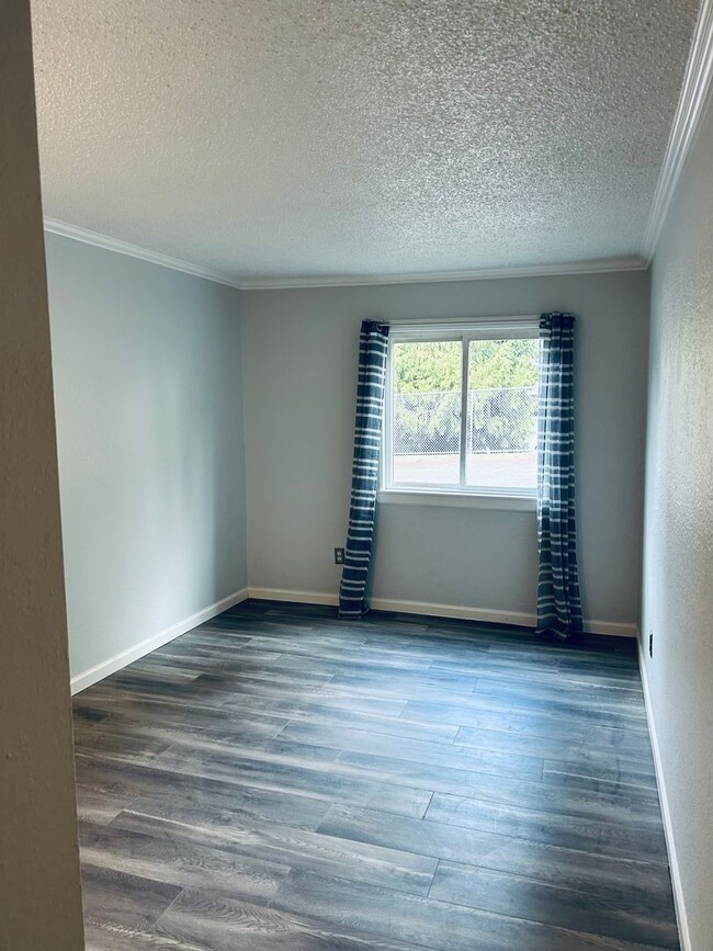 Building Photo - Juanita Updated 2 Bedroom 1 Bath Condo W/D...