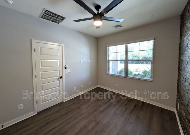 Building Photo - 4021 E Pony Ln