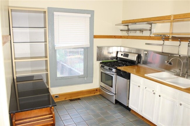 Building Photo - 1075 Manigault St SE