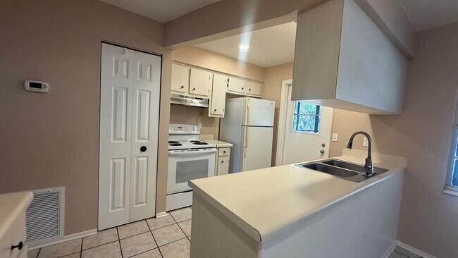 Building Photo - Charming 3-Bedroom Home in Quiet Winter Springs Neighborhood