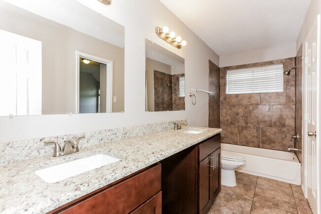 Building Photo - 433 Raintree Cir