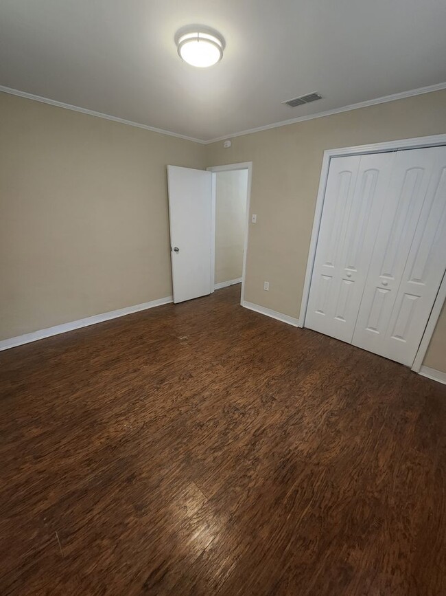 Building Photo - 2/1 rental home - First month rent only $850