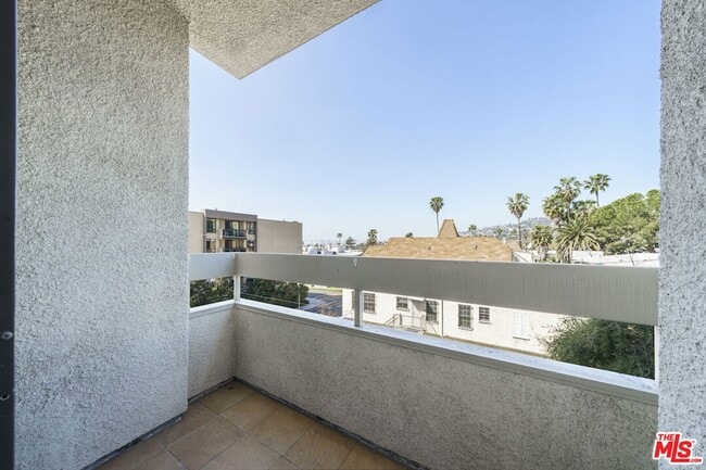 Building Photo - 1601 N Fuller Ave