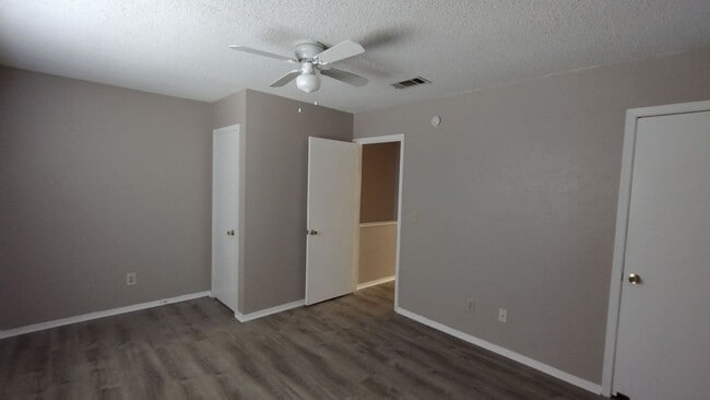 Building Photo - 4015 Apache Cir