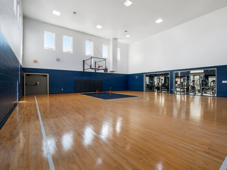 Building Photo - 2801 Chancellorsville Dr