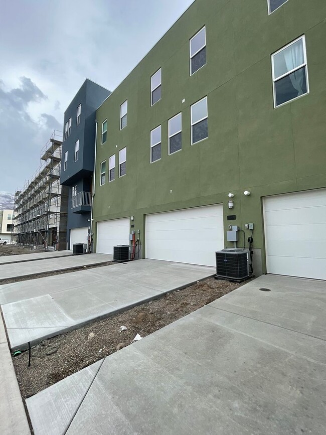 Building Photo - 4 Bed/3.5 Bath, 2-Car Garage