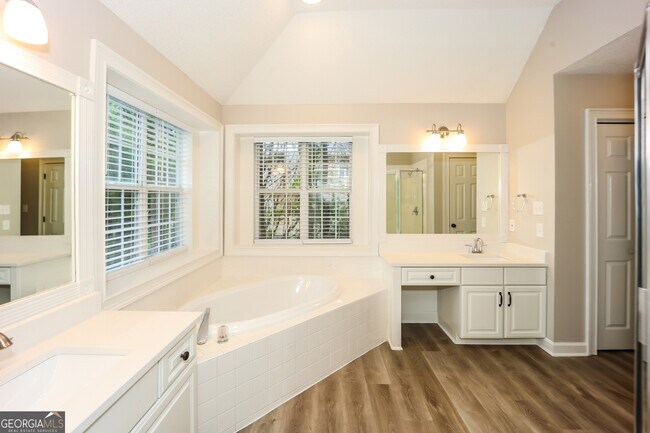 Building Photo - 130 Woodlake Dr