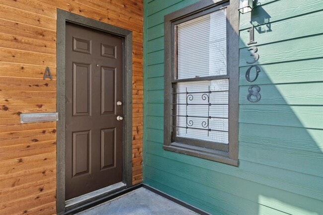 Building Photo - 1308 E 12th St