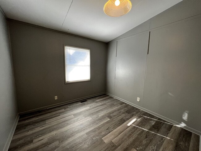 Building Photo - 3BR 1bath House - Available Mid October 2025