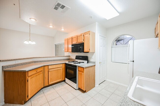 Building Photo - Gated Community townhome, with private garage
