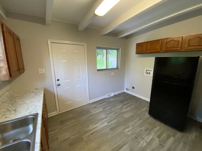 Building Photo - Newly remodeled 2 bed 1 bath home in Red B...